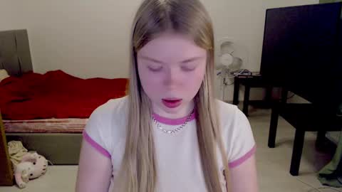 Snapshot of kitten_jenny01 chatting on 6, 2, 2025 Jennyblonde and Emmabrunette online show from 6, 2, 2025