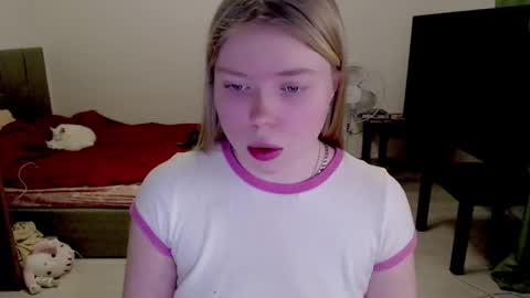 Snapshot of kitten_jenny01 chatting on 6, 2, 2025 Jennyblonde and Emmabrunette online show from 6, 2, 2025