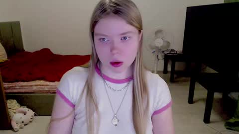 Snapshot of kitten_jenny01 chatting on 7, 2, 2025 Jennyblonde and Emmabrunette online show from 7, 2, 2025
