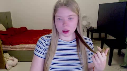 Snapshot of kitten_jenny01 chatting on 9, 2, 2025 Jennyblonde and Emmabrunette online show from 9, 2, 2025
