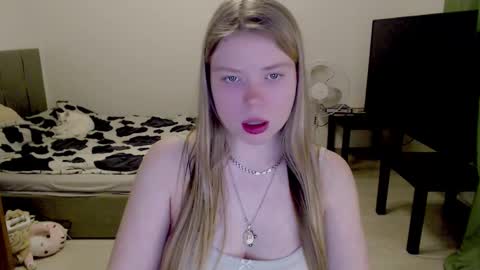 Snapshot of kitten_jenny01 chatting on 19, 2, 2025 Jennyblonde and Emmabrunette online show from 19, 2, 2025