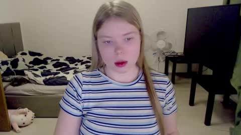 Snapshot of kitten_jenny01 chatting on 21, 2, 2025 Jennyblonde and Emmabrunette online show from 21, 2, 2025