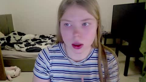 Snapshot of kitten_jenny01 chatting on 22, 2, 2025 Jennyblonde and Emmabrunette online show from 22, 2, 2025