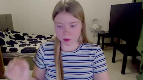 Snapshot of kitten_jenny01 chatting on 22, 2, 2025 Jennyblonde and Emmabrunette online show from 22, 2, 2025