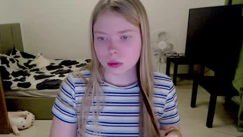 Snapshot of kitten_jenny01 chatting on 23, 2, 2025 Jennyblonde and Emmabrunette online show from 23, 2, 2025