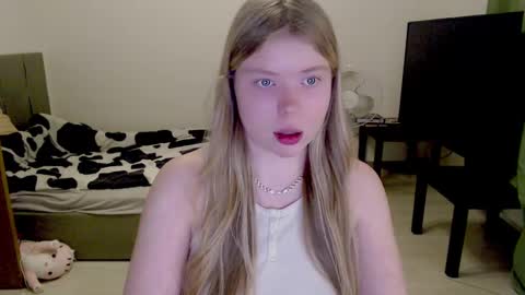 Snapshot of kitten_jenny01 chatting on 8, 3, 2025 Jennyblonde and Emmabrunette online show from 8, 3, 2025