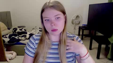 Snapshot of kitten_jenny01 chatting on 20, 9, 2025 Jennyblonde and Emmabrunette online show from 20, 9, 2025