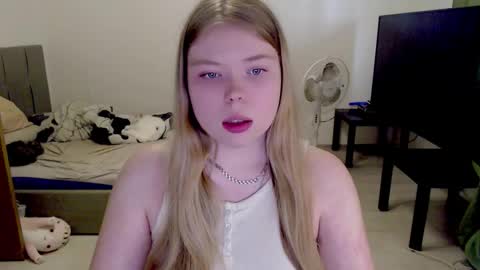 Snapshot of kitten_jenny01 chatting on 22, 9, 2025 Jennyblonde and Emmabrunette online show from 22, 9, 2025