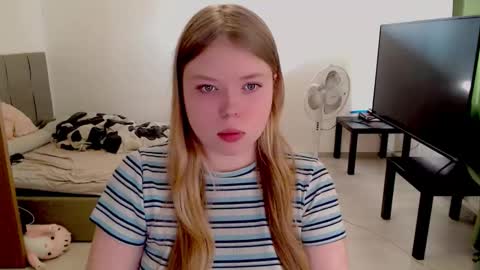Snapshot of kitten_jenny01 chatting on 30, 9, 2025 Jennyblonde and Emmabrunette online show from 30, 9, 2025