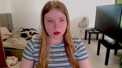 Snapshot of kitten_jenny01 chatting on 1, 10, 2025 Jennyblonde and Emmabrunette online show from 1, 10, 2025