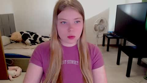 Snapshot of kitten_jenny01 chatting on 7, 10, 2025 Jennyblonde and Emmabrunette online show from 7, 10, 2025
