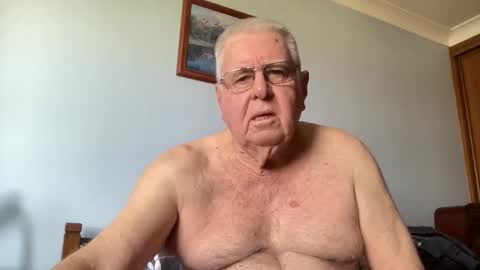 Snapshot of knights2001 chatting on 17, 9, 2025 Aussiedude online show from 17, 9, 2025