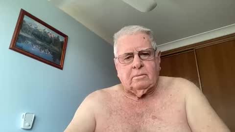 Snapshot of knights2001 chatting on 6, 10, 2025 Aussiedude online show from 6, 10, 2025