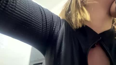 Snapshot of kristtal_key chatting on 9, 11, 2025 Kristtal online show from 9, 11, 2025