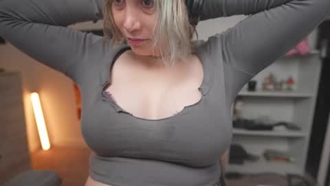 Krystal Syx online show from 8, 11, 2025