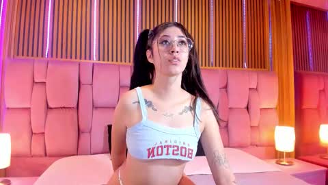 Snapshot of kyliie_jones chatting on 28, 11, 2025 KYLIE online show from 28, 11, 2025