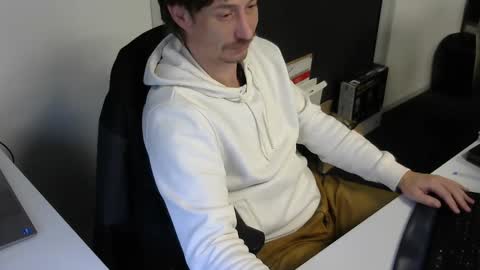 labelette007 online show from 12, 12, 2024