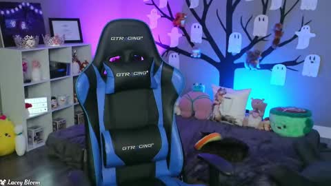 Lacey Bloom online show from 4, 11, 2025