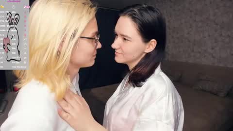 Violet and Isabel online show from 18, 5, 2026