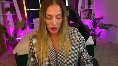 Snapshot of ladyylaura chatting on 17, 10, 2025 Laura online show from 17, 10, 2025