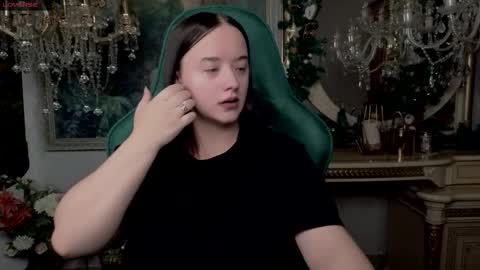 lara_benson_ online show from 2, 12, 2025