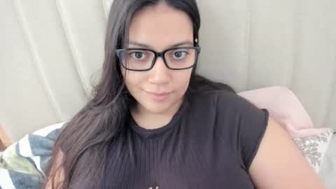 Snapshot of laracamille chatting on 8, 10, 2025 lara online show from 8, 10, 2025