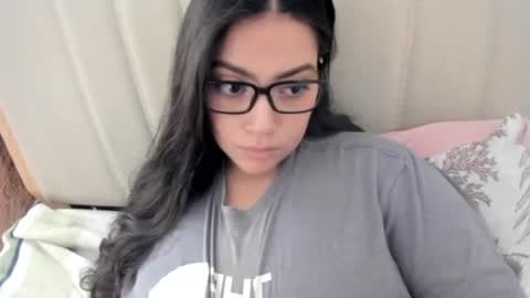 Snapshot of laracamille chatting on 15, 12, 2025 lara online show from 15, 12, 2025