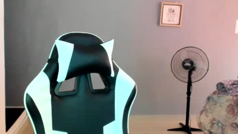 Snapshot of laracat18 chatting on 8, 7, 2026 Lara online show from 8, 7, 2026