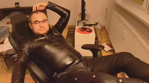 Snapshot of latexboy893 chatting on 26, 11, 2025 latexboy893 online show from 26, 11, 2025