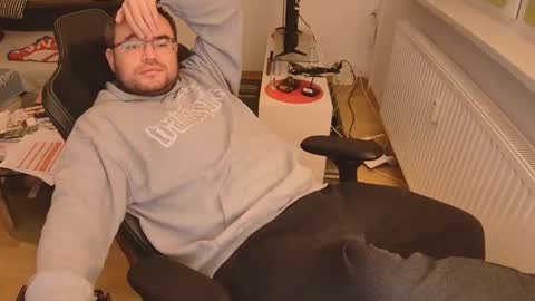 Snapshot of latexboy893 chatting on 17, 12, 2025 latexboy893 online show from 17, 12, 2025