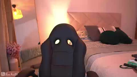 Snapshot of lau_bee_ chatting on 4, 11, 2025 Laura online show from 4, 11, 2025