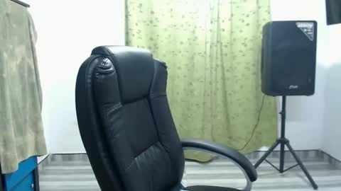 Snapshot of laura_craizy chatting on 12, 5, 2026 CALL ME LOVE LAURA online show from 12, 5, 2026