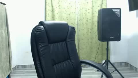 Snapshot of laura_craizy chatting on 30, 5, 2026 CALL ME LOVE LAURA online show from 30, 5, 2026