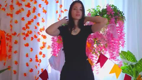 Snapshot of laura_halle chatting on 8, 11, 2025 laura online show from 8, 11, 2025