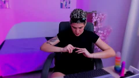 Laura Rose online show from 28, 11, 2025