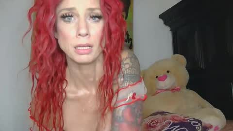 Snapshot of lauralye1983 chatting on 12, 11, 2025 Lilian Banks online show from 12, 11, 2025