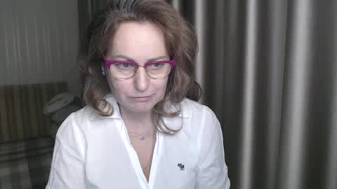 Lauraoven1 online show from 5, 1, 2025