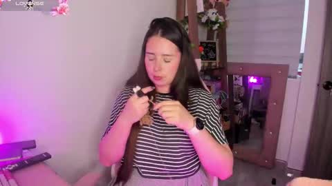 Snapshot of lauu_r chatting on 17, 10, 2025 online show from 17, 10, 2025