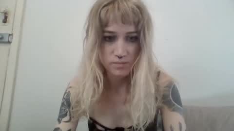 Snapshot of laylahloveless chatting on 17, 10, 2025 laylahloveless online show from 17, 10, 2025
