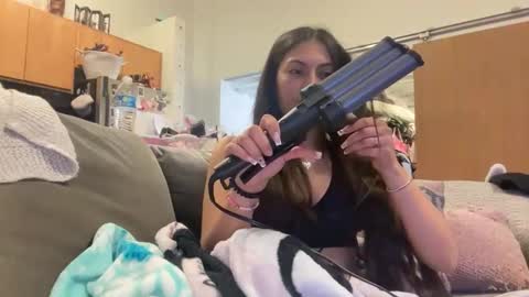 Layla online show from 7, 4, 2026