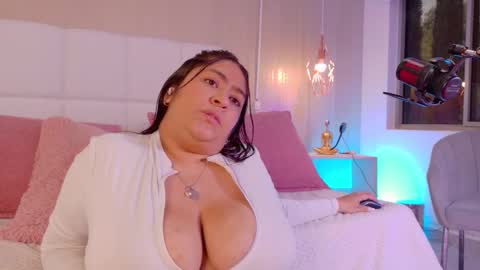 Snapshot of leah_bensoon chatting on 6, 10, 2025 Leah online show from 6, 10, 2025