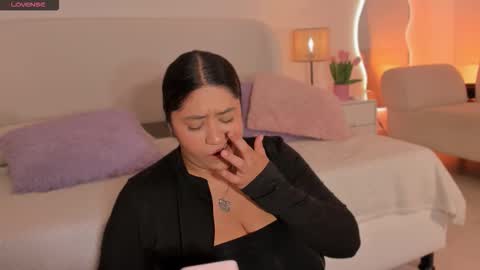 Snapshot of leah_bensoon chatting on 25, 10, 2025 Leah online show from 25, 10, 2025