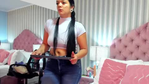 Leah Fontana online show from 31, 1, 2025