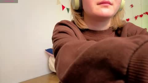 Snapshot of leazy_peasy chatting on 23, 4, 2026 Ellie online show from 23, 4, 2026