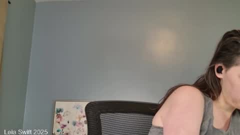 Leia Swift online show from 20, 12, 2025