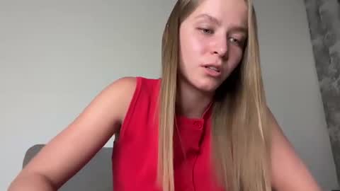 Snapshot of leona_grand chatting on 25, 6, 2026 Emma online show from 25, 6, 2026
