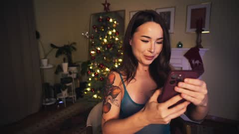 Snapshot of leonamell chatting on 25, 12, 2024 Leo online show from 25, 12, 2024