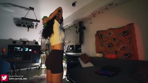 Snapshot of leonamell chatting on 29, 9, 2025 Leo online show from 29, 9, 2025