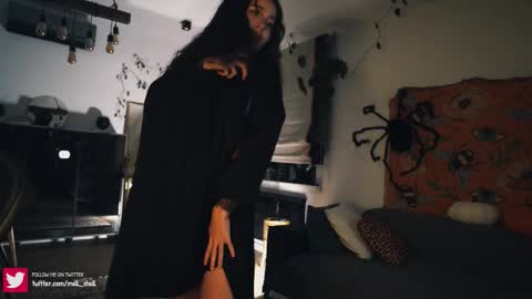 Snapshot of leonamell chatting on 28, 10, 2025 Leo online show from 28, 10, 2025