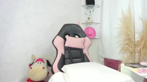 Snapshot of lesliee_brownn chatting on 21, 12, 2025 lesliee_brownn online show from 21, 12, 2025